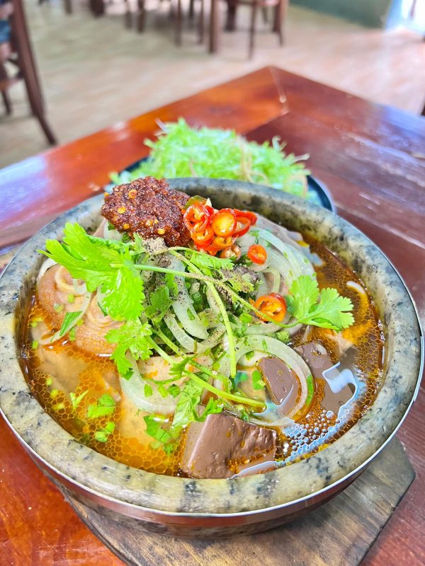 1.2 Bún bò thố đá O Chín